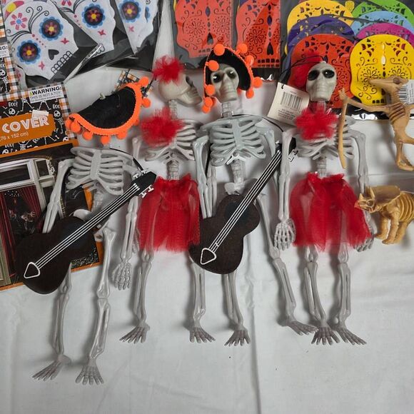 Halloween Décor Lot – Skeleton Figurines, Felt Garland, Door Covers, Day of the - Picture 4 of 10